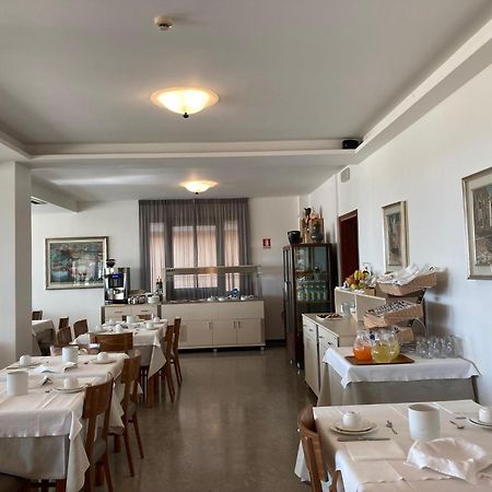 Hotel Giacomazzo Каорле Экстерьер фото