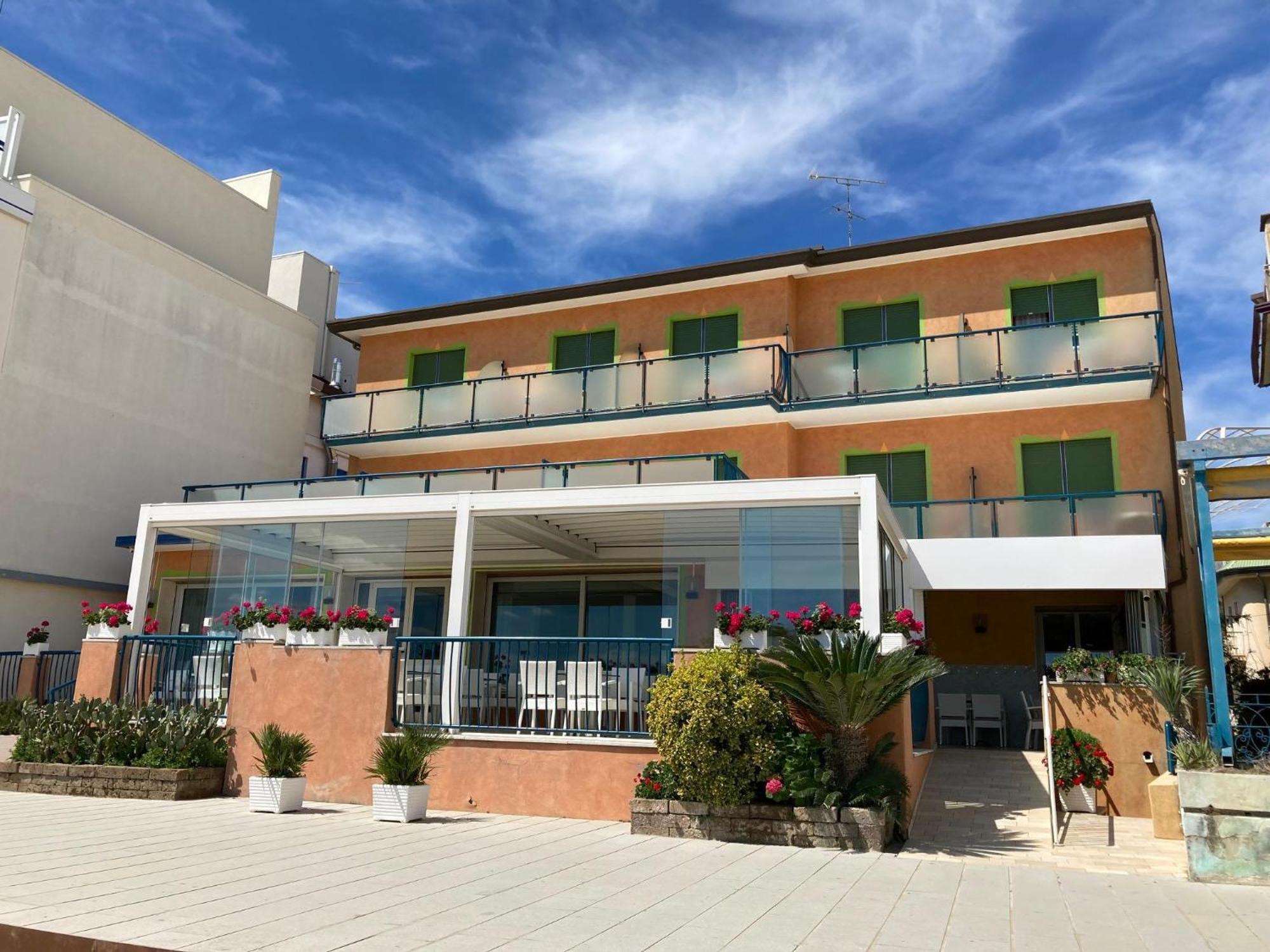 Hotel Giacomazzo Каорле Экстерьер фото