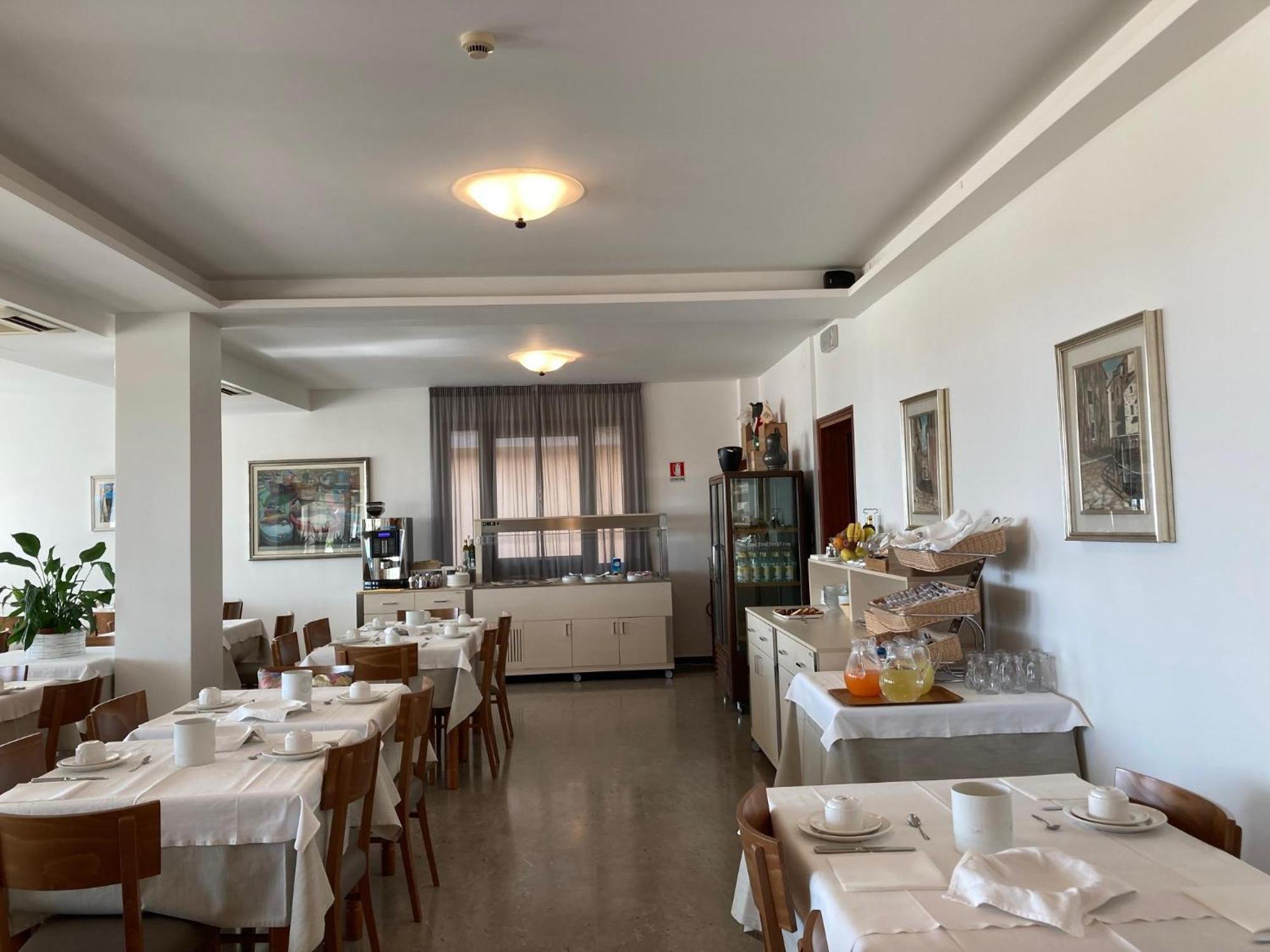 Hotel Giacomazzo Каорле Экстерьер фото