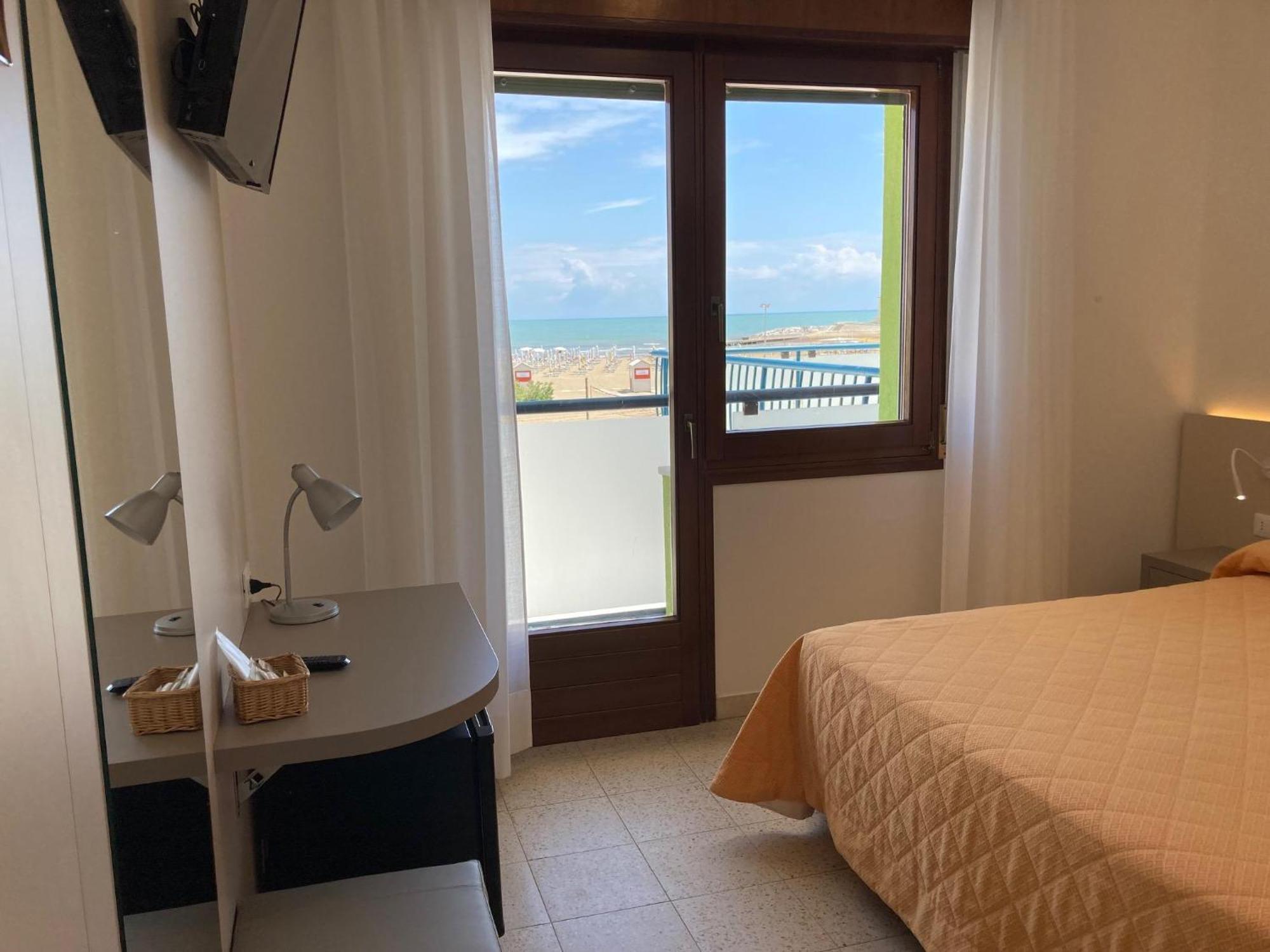 Hotel Giacomazzo Каорле Экстерьер фото