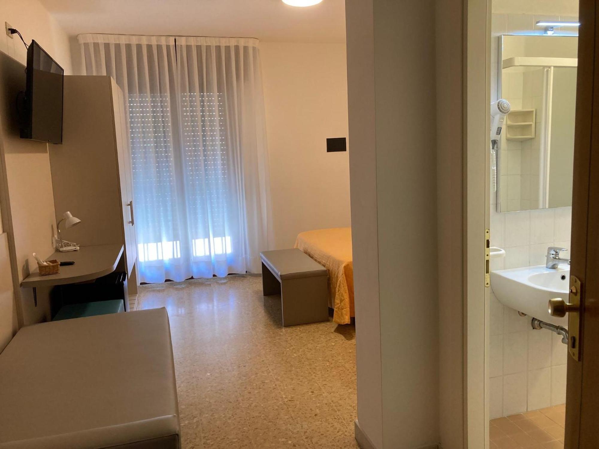 Hotel Giacomazzo Каорле Экстерьер фото