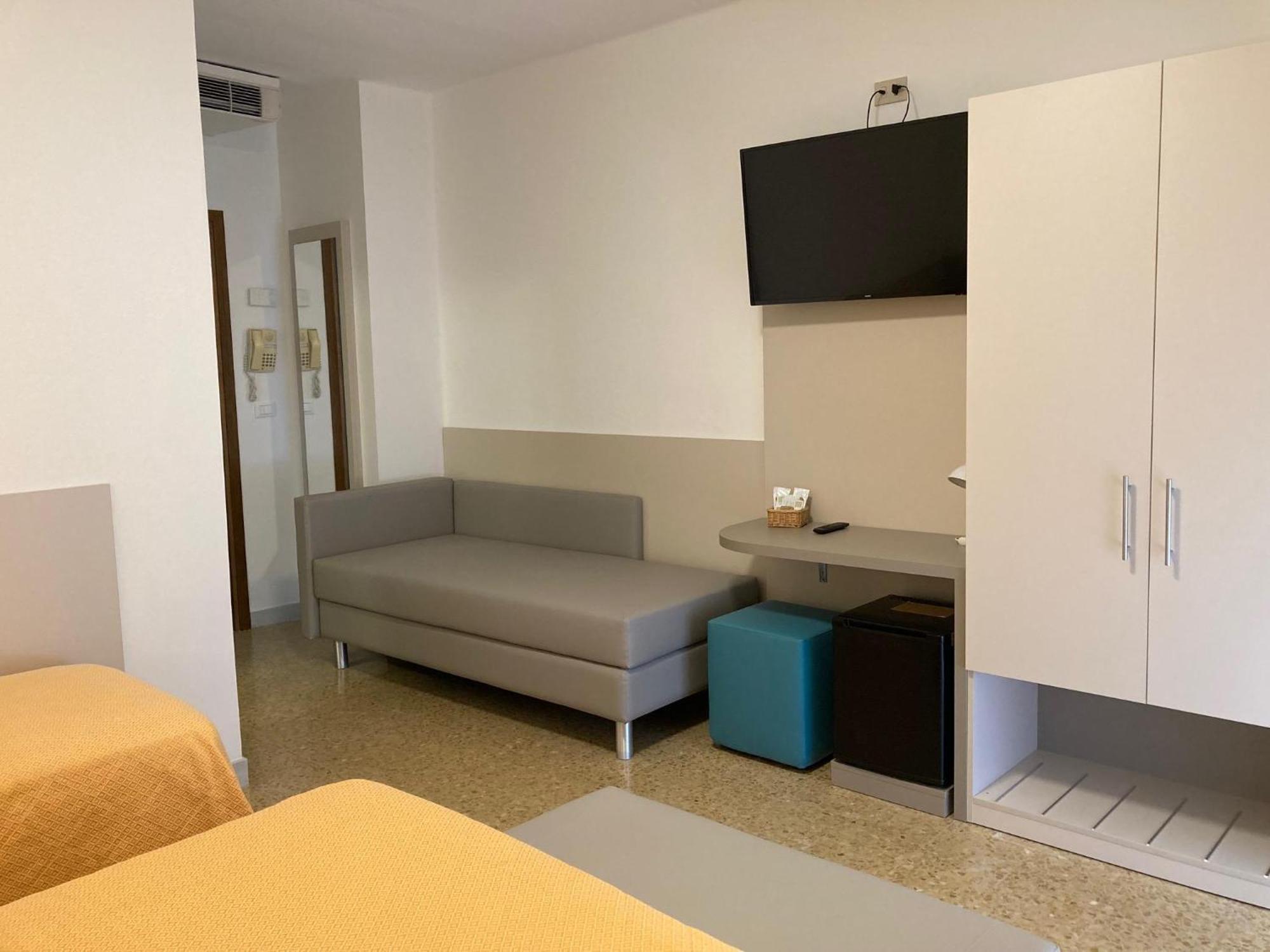 Hotel Giacomazzo Каорле Экстерьер фото