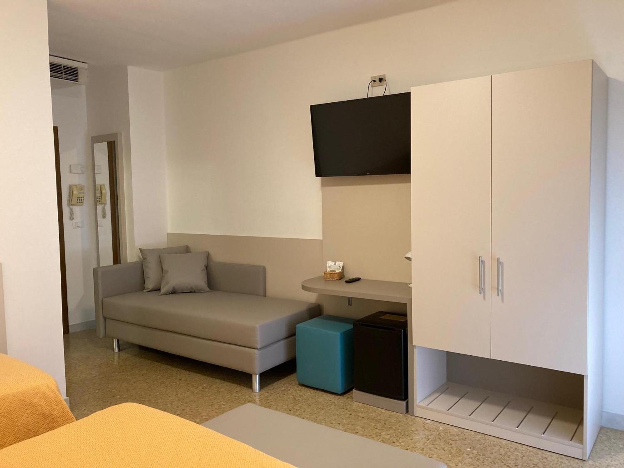 Hotel Giacomazzo Каорле Экстерьер фото
