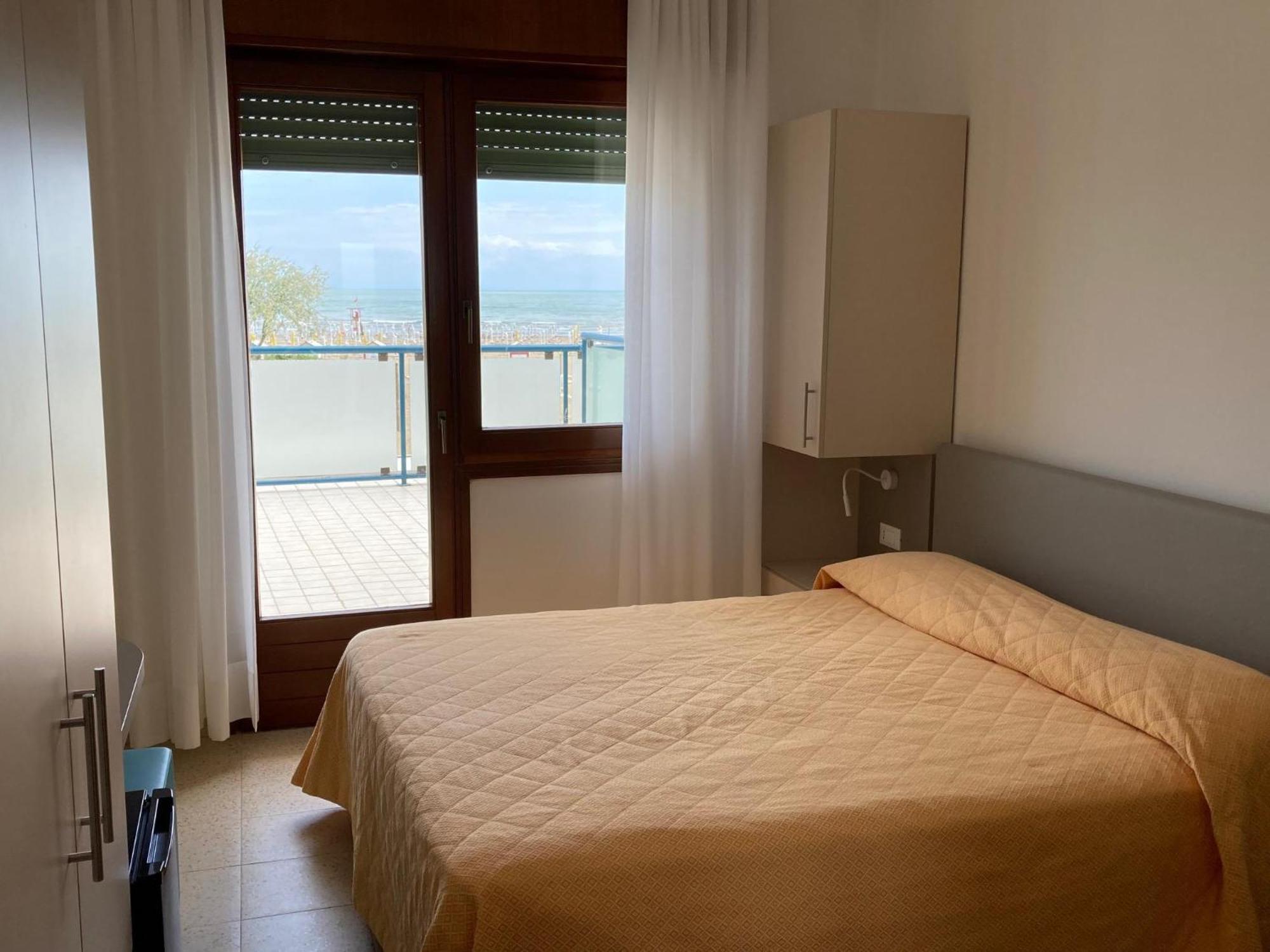 Hotel Giacomazzo Каорле Экстерьер фото