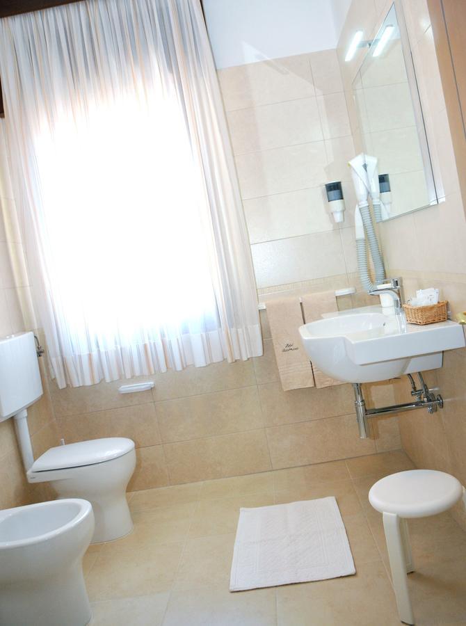 Hotel Giacomazzo Каорле Экстерьер фото